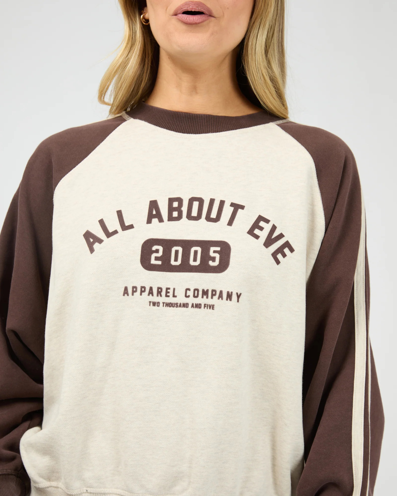 Contrast Club Raglan Crew Oat - Image 5